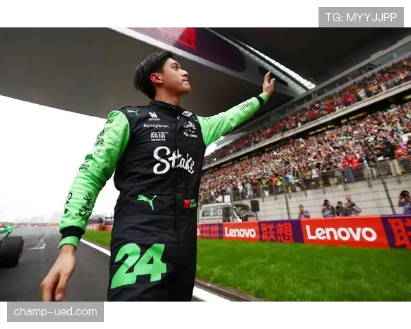 周冠宇开F1回家顺路接妈妈买菜？